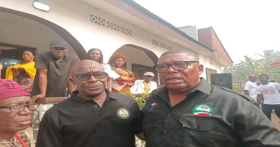 Akobundu Pays last Respect to Osoagbaka